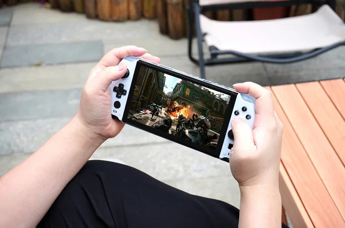 کنسول دستی و کامپیوتر گیمینگ «جی پی دی وین 4 2025» با کیبورد فیزیکی معرفی شد!