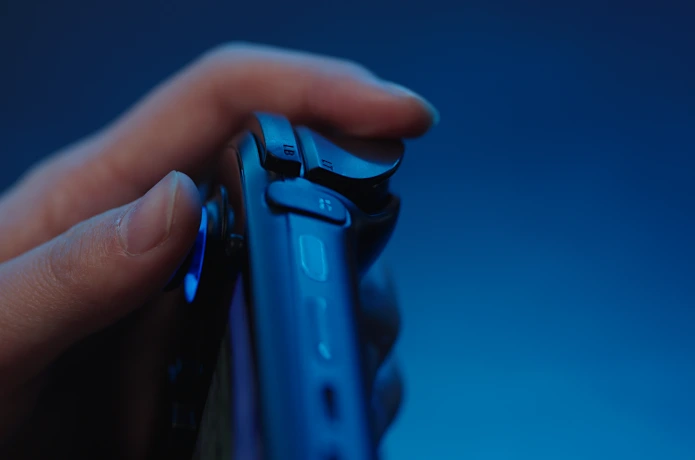 آیانئو 3 معرفی شد؛ اولین کامپیوتر گیمینگ دستی ویندوزی ماژولار!