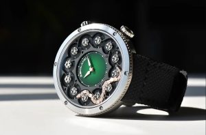 این ساعت لاکچری، یک مار مکانیکی خزنده را روی مچ دست شما قرار می‌دهد! [تماشا کنید]