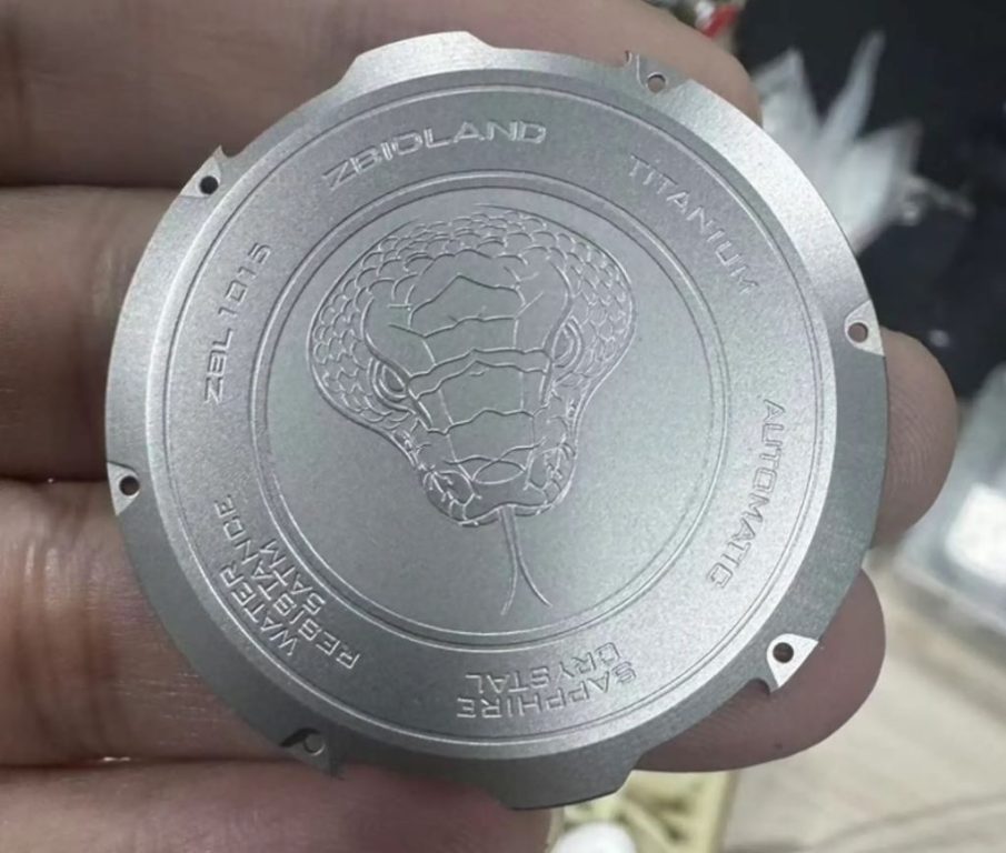 این ساعت لاکچری، یک مار مکانیکی خزنده را روی مچ دست شما قرار می‌دهد! [تماشا کنید]