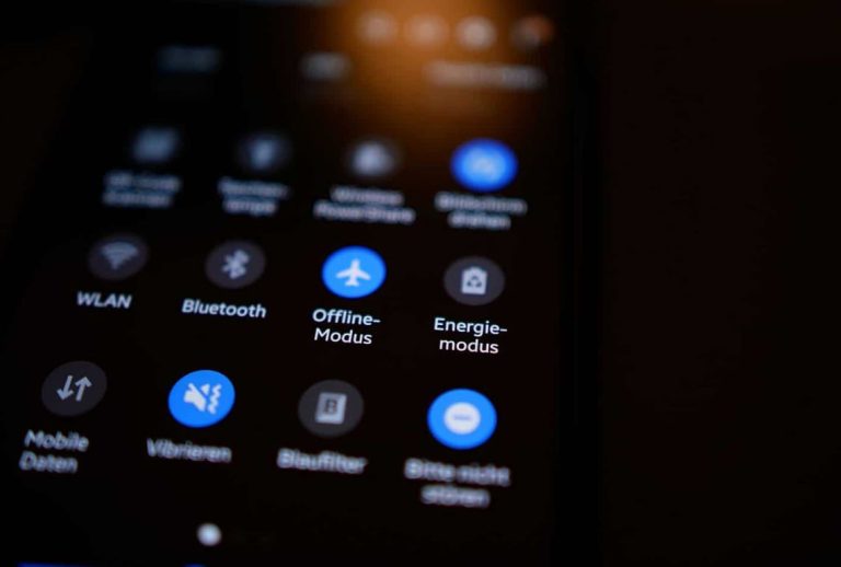 چرا نباید همیشه از حالت تاریک گوشی استفاده کرد؟