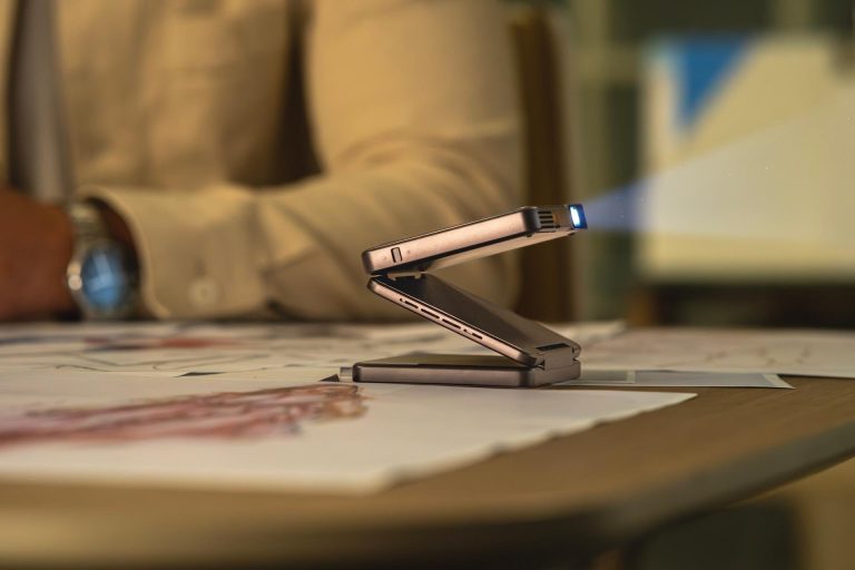 برند Aurzen از مینی پروژکتور قابل حمل «زیپ» با طراحی سه‌بار تاشو رونمایی کرد!