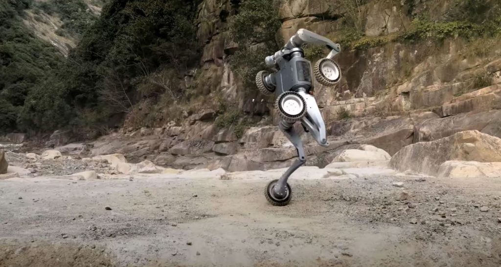 این سگ رباتیک چرخدار، در برف پارکور و حرکات نمایشی انجام می‌دهد! [تماشا کنید]