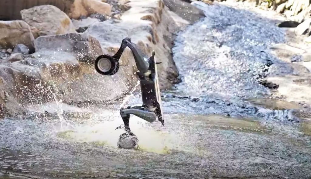 این سگ رباتیک چرخدار، در برف پارکور و حرکات نمایشی انجام می‌دهد! [تماشا کنید]