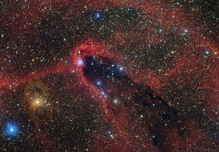 ثبت تصویر زیبای برج تاریک درخشان توسط رصدخانه جنوبی اروپا در شیلی!