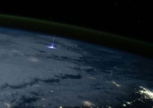 ثبت عکس تماشایی یک "جت غولپیکر" صاعقهای رو به بالا از ایستگاه فضایی بینالمللی!