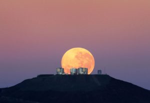 چرا ماه در افق بزرگتر به نظر میرسد؟ یکی از دانشمندان ناسا پاسخ میدهد!