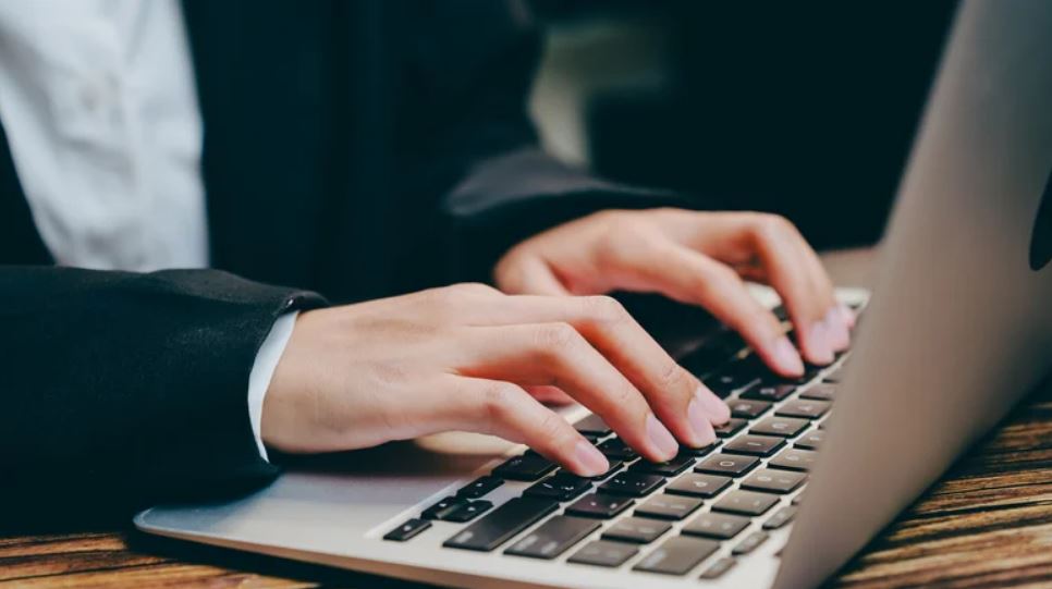 چرا کلیدهای "F" و "J" در صفحه کلید برآمدگی دارند؟