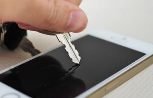 چرا گوشیهای پرچمدار هم مثل گوشیهای ارزانقیمت بهراحتی خراشیده میشوند؟