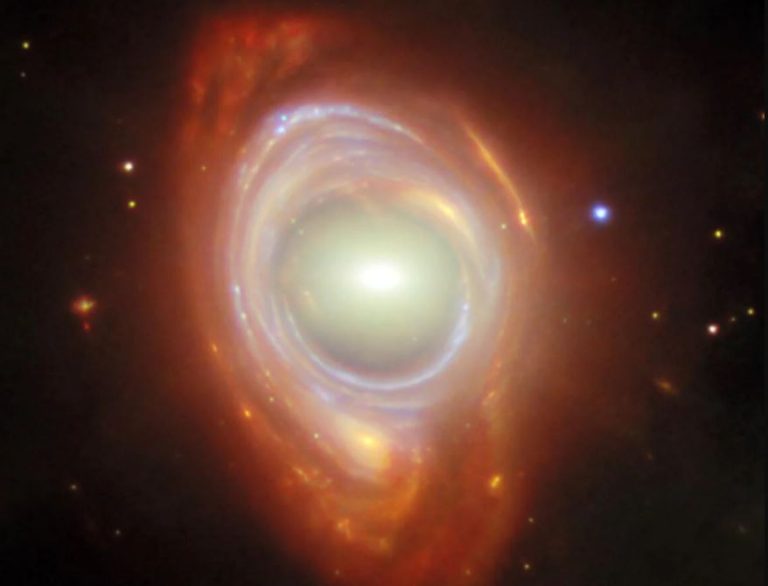 جیمز وب، یک حلقهی اینشتین بینقص را ثبت کرد که یک کهکشان پنهان را آشکار میکند!