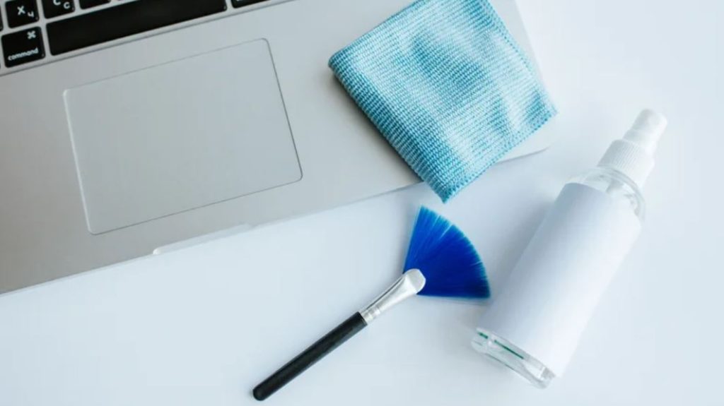 روش صحیح تمیز کردن پورت‌های USB کامپیوتر و لپتاپ