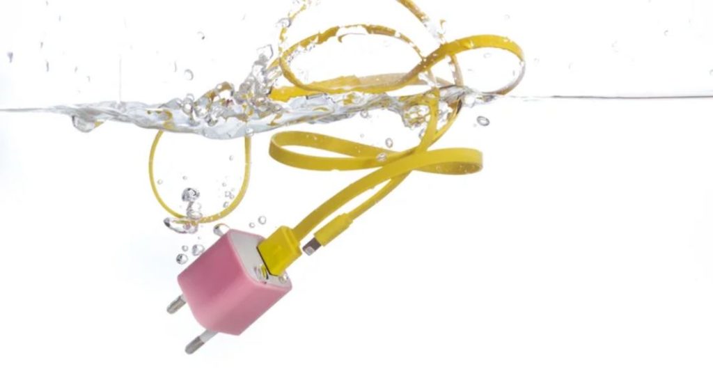 اگه پورت USB، درایو یا کابل خیس شد چکار کنیم؟