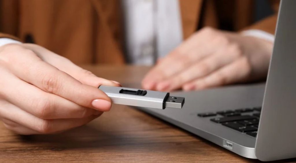 اگه پورت USB، درایو یا کابل خیس شد چکار کنیم؟