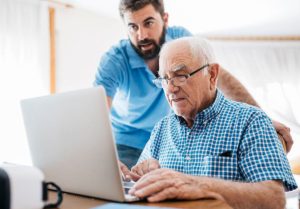 برخلاف تصور، استفاده از گوشی و کامپیوتر مغز سالمندان را جوان نگه میدارد!