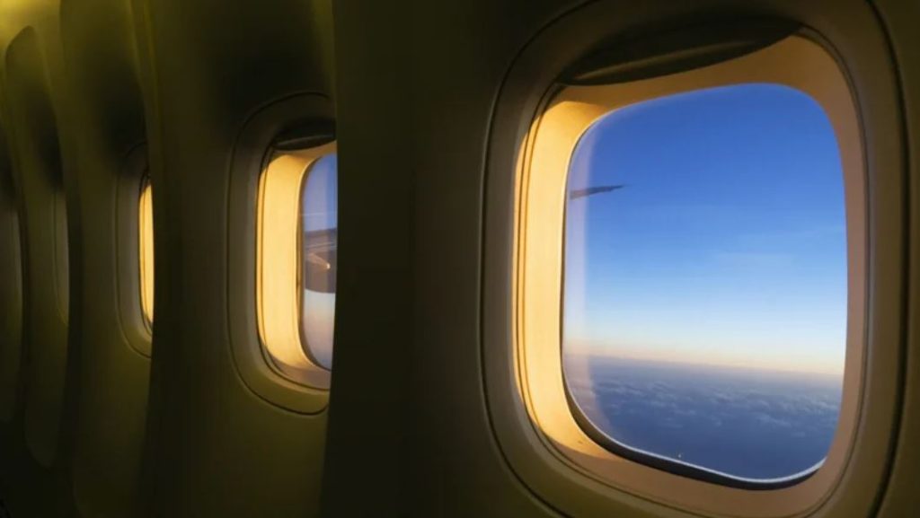 اگر شیشه هواپیما در طول پرواز بشکند چه اتفاقی میافتد؟