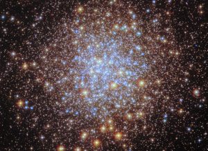 هابل یک شاهکار کیهانی را دوباره بررسی می‌کند: نگاهی خیره‌کننده و جدید به مسیه ۷۲