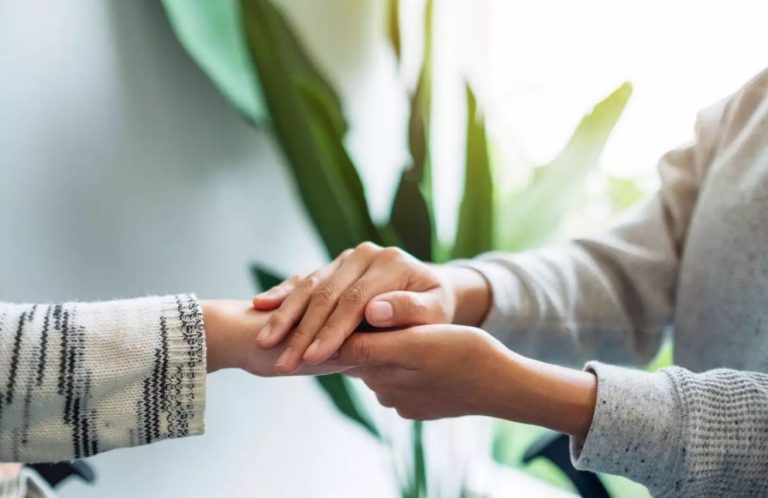 چرا ما به بعضی از افراد کمک میکنیم و به برخی دیگر نه؟!