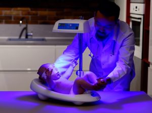 نوزاد دارای زردی در دستگاه فتوتراپی