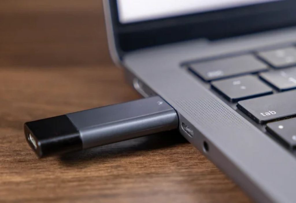 چه اتفاقی می‌افتد اگر یک درایو USB را بدون جداسازی ایمن خارج کنیم؟
