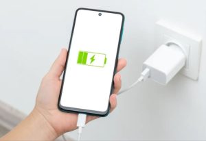 آیا واقعاً باید از استفاده از گوشی در حین شارژ شدن اجتناب کرد؟