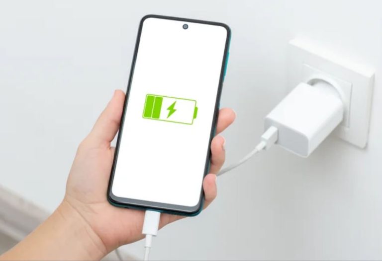 آیا واقعاً باید از استفاده از گوشی در حین شارژ شدن اجتناب کرد؟