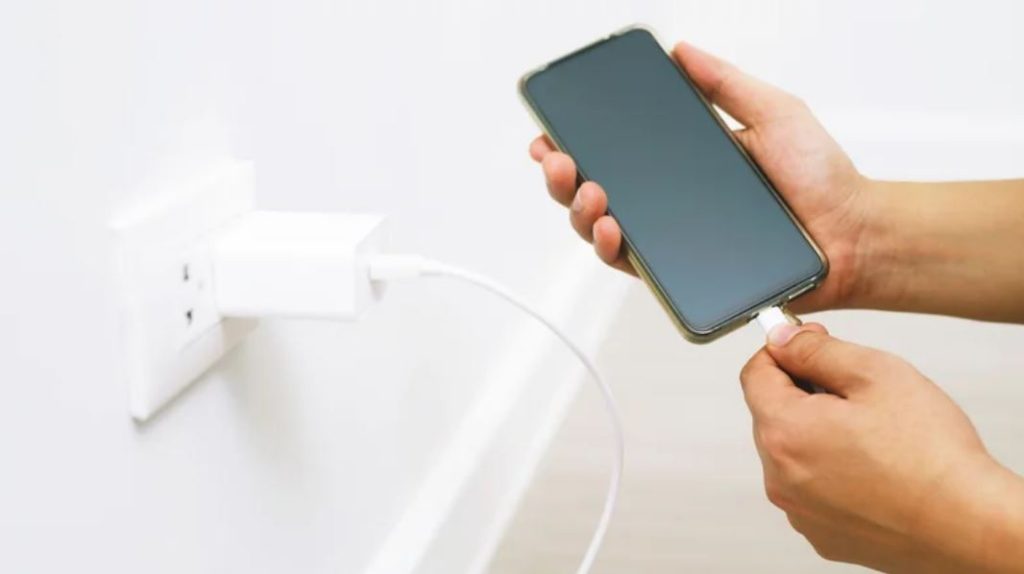آیا واقعاً باید از استفاده از گوشی در حین شارژ شدن اجتناب کرد؟