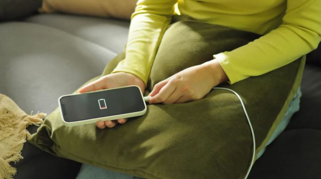 آیا واقعاً باید از استفاده از گوشی در حین شارژ شدن اجتناب کرد؟