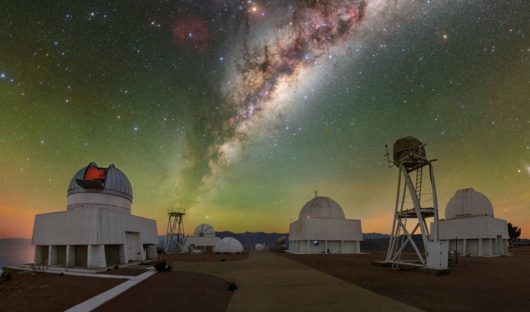 چرا آسمان بر فراز صحرای شیلی سبز می‌درخشد؟!