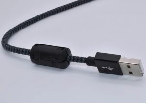 چرا برخی کابل ها یک استوانه مشکی در انتهای خود دارند؟