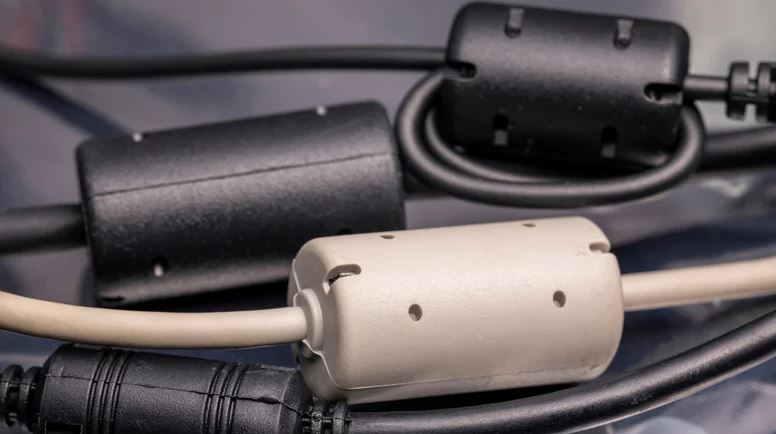 چرا برخی کابل ها یک استوانه مشکی در انتهای خود دارند؟