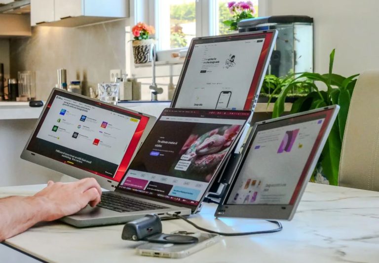 این محصول سه مانیتور تاشو را به لپ تاپ اضافه میکند!