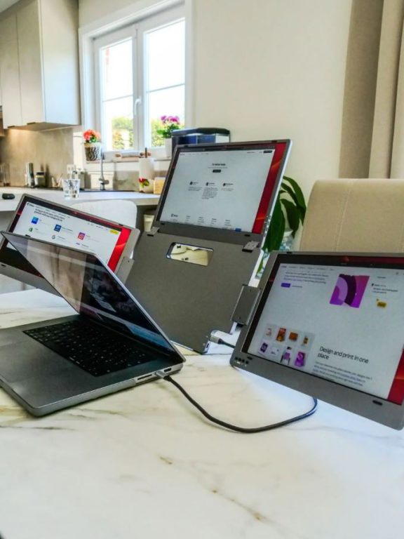 این محصول سه مانیتور تاشو را به لپ تاپ اضافه میکند!