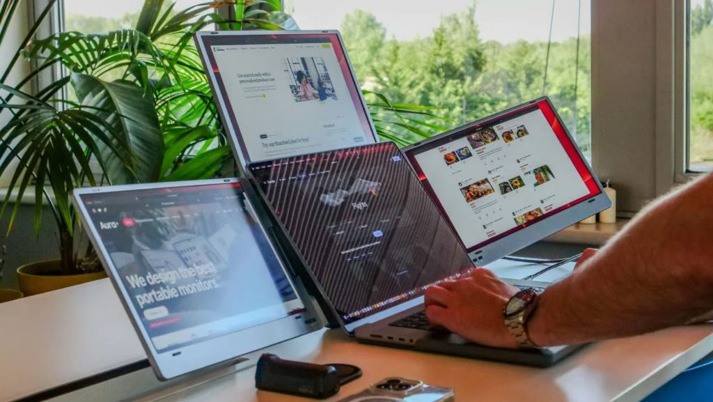 این محصول سه مانیتور تاشو را به لپ تاپ اضافه میکند!