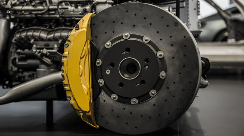 از ترمزهای کربن سرامیکی چه می‌دانیم و چرا در خودروهای سوپر اسپرت استفاده می‌شوند؟