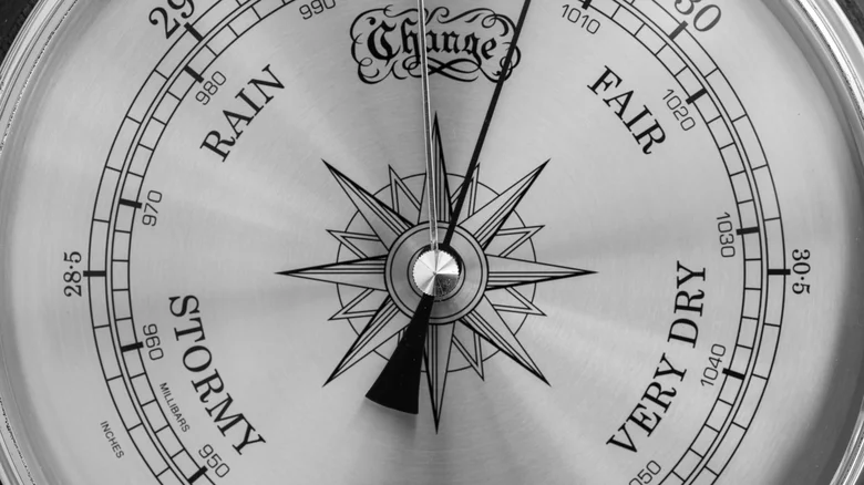 چرا آیفون‌ها فشارسنج دارند و چگونه از آن استفاده کنیم؟