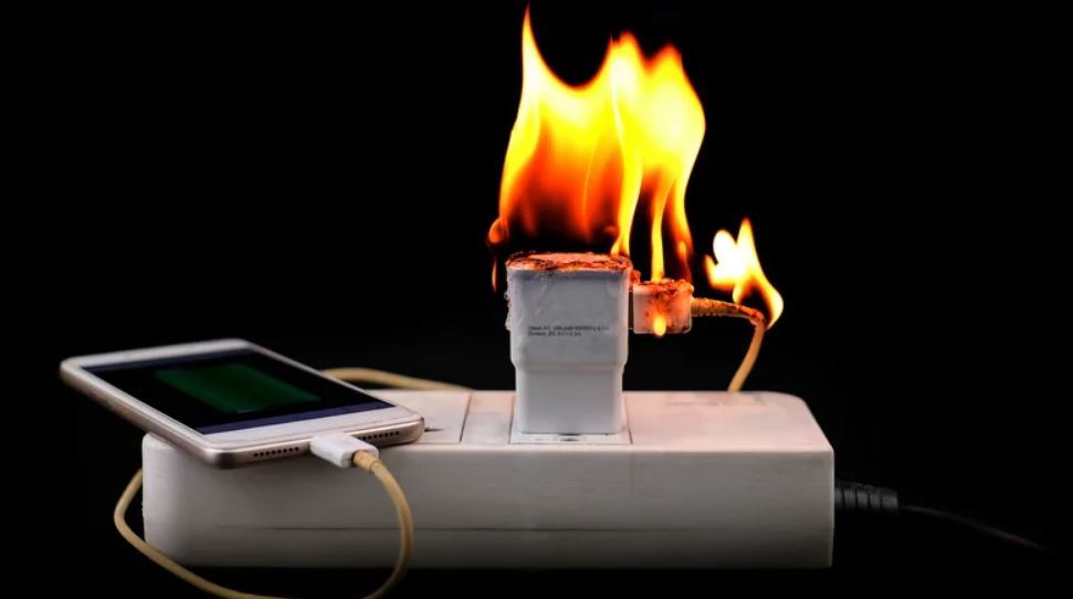 آیا داغ شدن شارژر گوشی طبیعی است؟