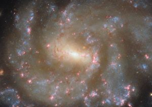 کهکشان مارپیچی خیره‌کننده، مملو از ستارگان تازه متولد شده در قاب هابل!