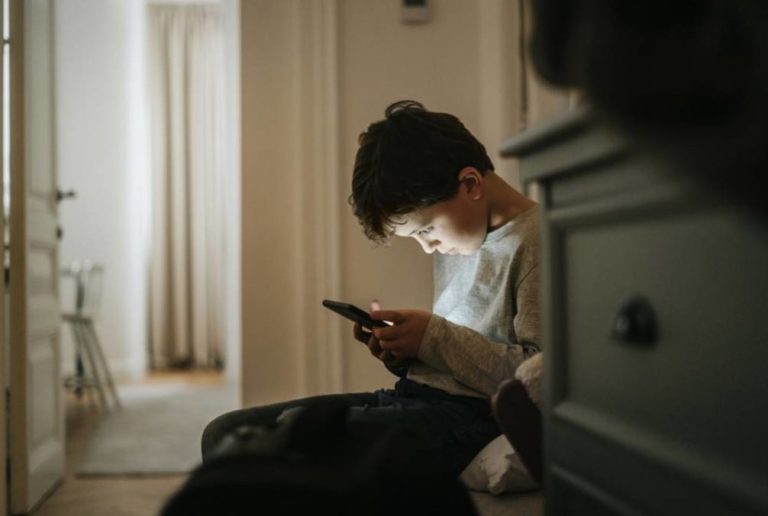 علم تأیید میکند: رسانههای اجتماعی میتوانند باعث افسردگی کودکان شوند!