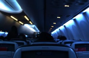 چرا هواپیماهای مسافربری قبل از فرود نور چراغ را کم می‌کنند؟