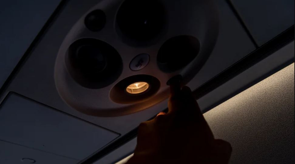 چرا هواپیماهای مسافربری قبل از فرود نور چراغ را کم میکنند؟