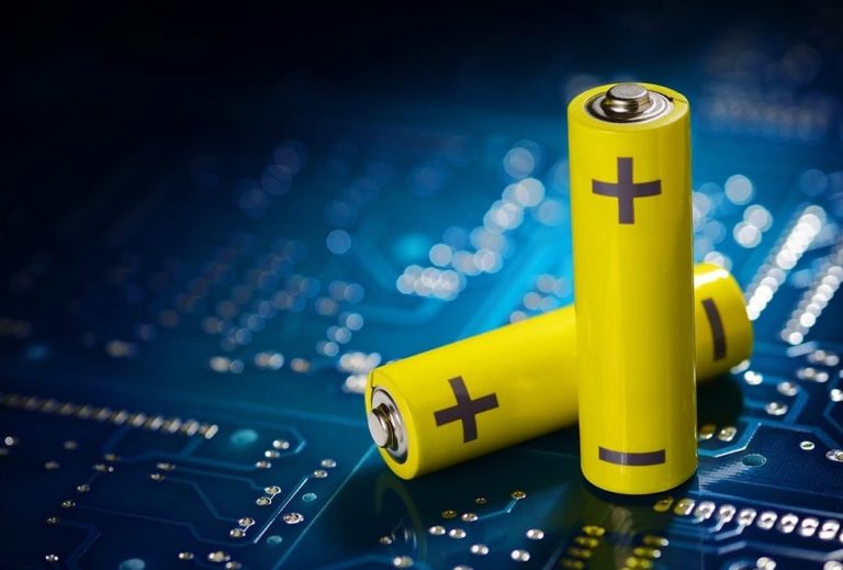 چرا باتریها قطب مثبت و منفی دارند؟ و آیا همیشه باید در جهت مخالف قرار بگیرند؟