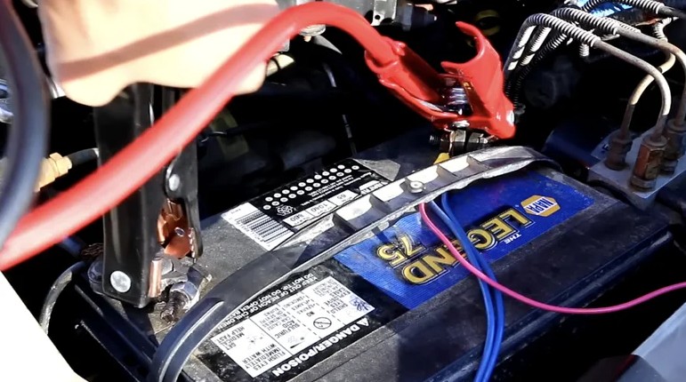 چرا باتریها قطب مثبت و منفی دارند؟ و آیا همیشه باید در جهت مخالف قرار بگیرند؟