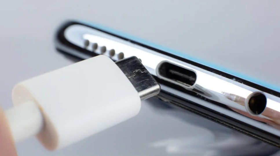 شارژرهای سریع از کجا می‌فهمند باید چقدر توان به دستگاه شما برسانند؟