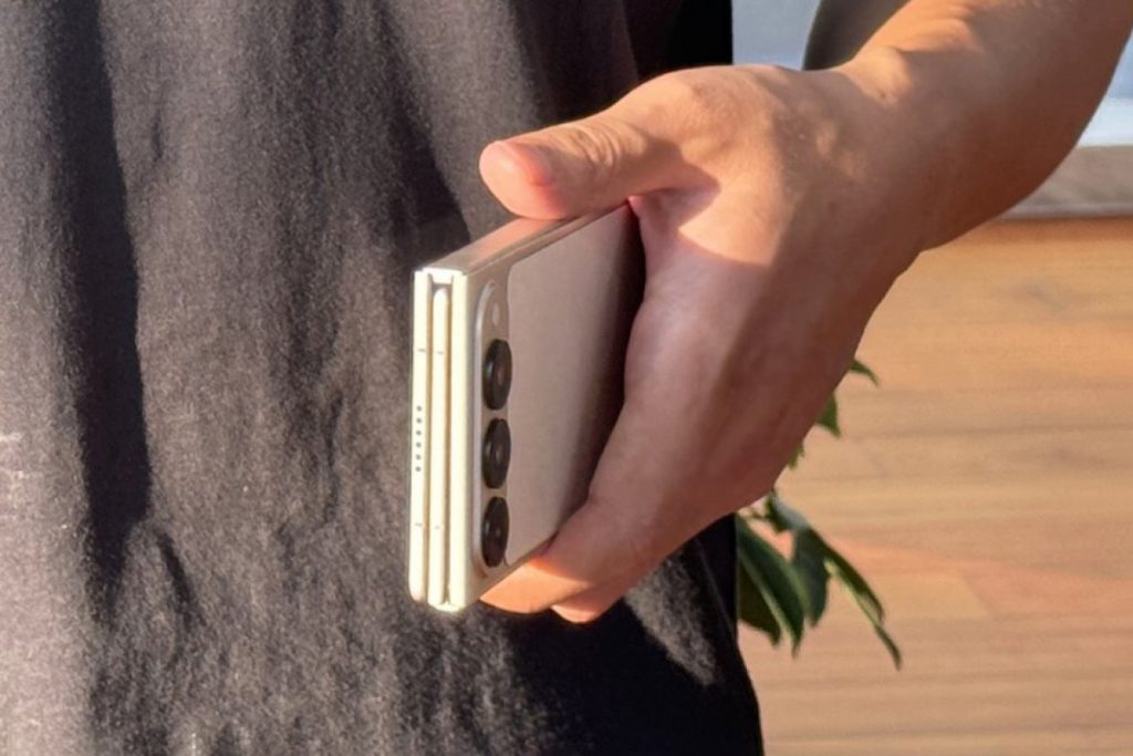 تکنو به‌زودی از گوشی مفهومی تری‌فولد فانتوم آلتیمیت جی فولد خود رونمایی خواهد کرد