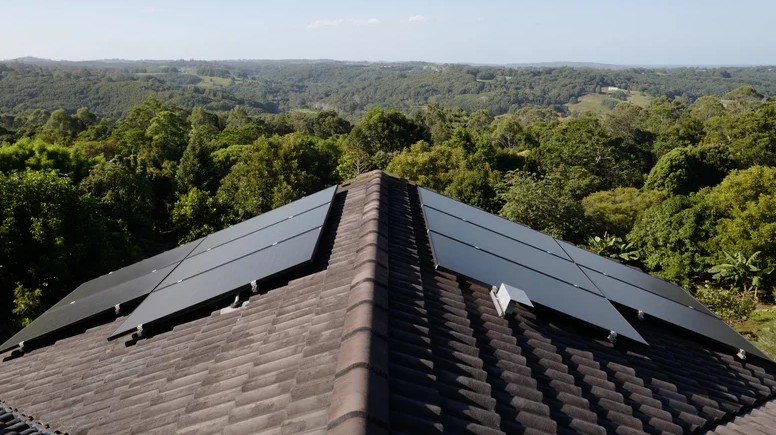 پنل‌های خورشیدی زمینی یا پشت‌بامی: کدام‌یک برای شما مناسب‌تر است؟