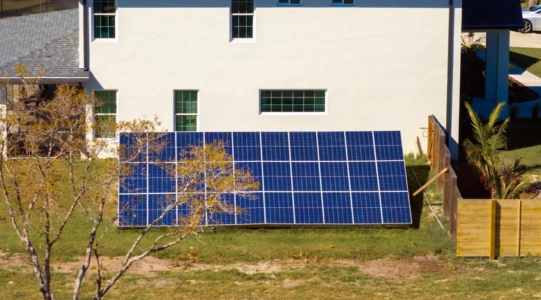 پنل‌های خورشیدی زمینی یا پشت‌بامی: کدام‌یک برای شما مناسب‌تر است؟