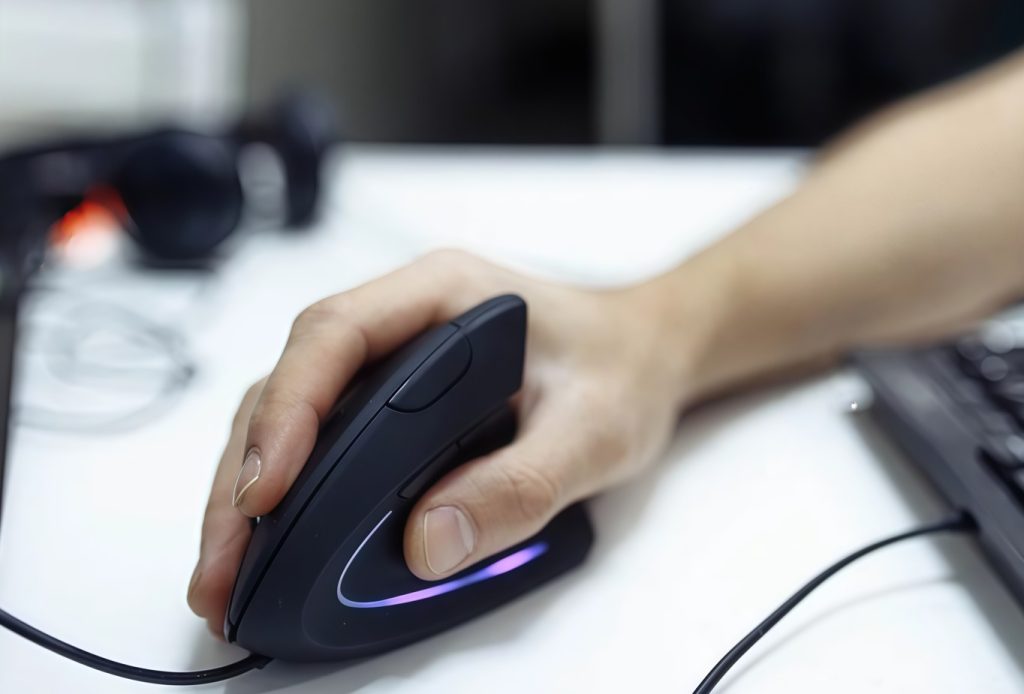 آیا ماوس‌های عمودی برای گیمینگ خوب هستند؟ کاربران چه می‌گویند؟