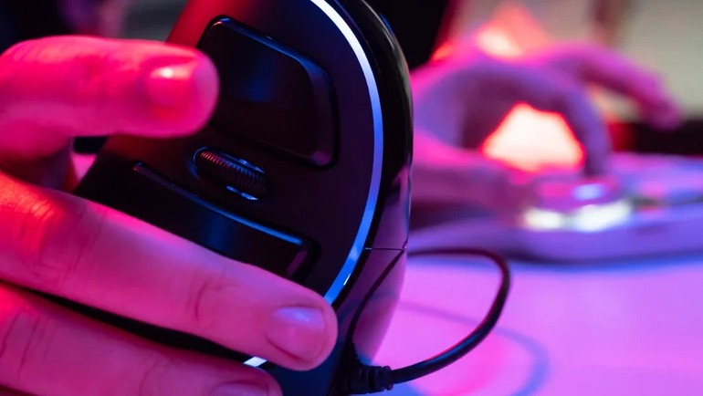 آیا ماوس‌های عمودی برای گیمینگ خوب هستند؟ کاربران چه می‌گویند؟