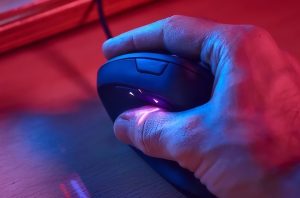 آیا ماوسهای عمودی برای گیمینگ خوب هستند؟ کاربران چه میگویند؟