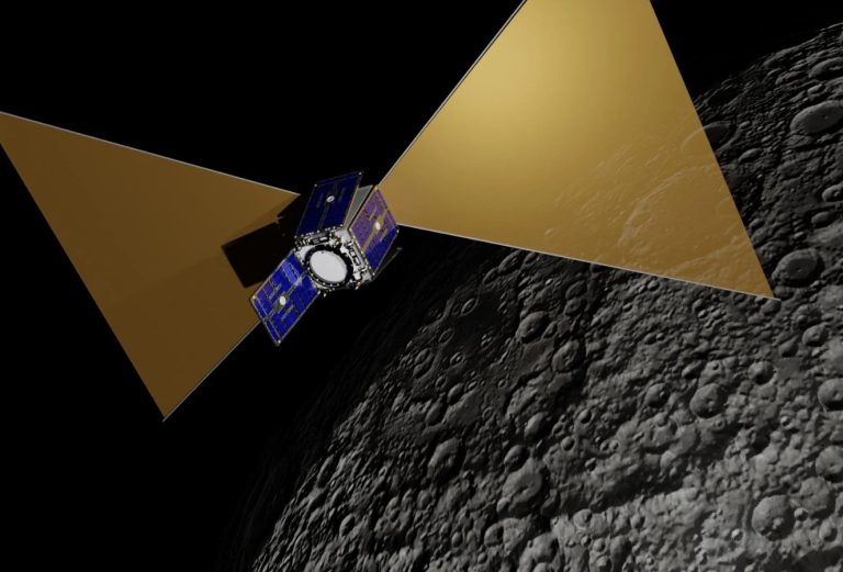 اخترشناسان به دنبال کشف اسرار اولیه جهان از سمت دور ماه!